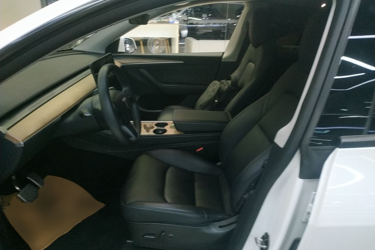 特斯拉 Model Y 2022款 改款 后轮驱动版中控内饰19