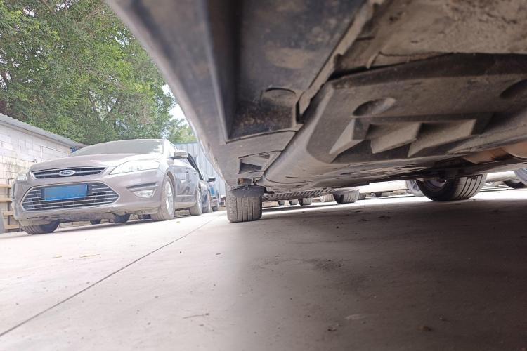 丰田 皇冠 2015款 2.5L 智享版机舱底盘29