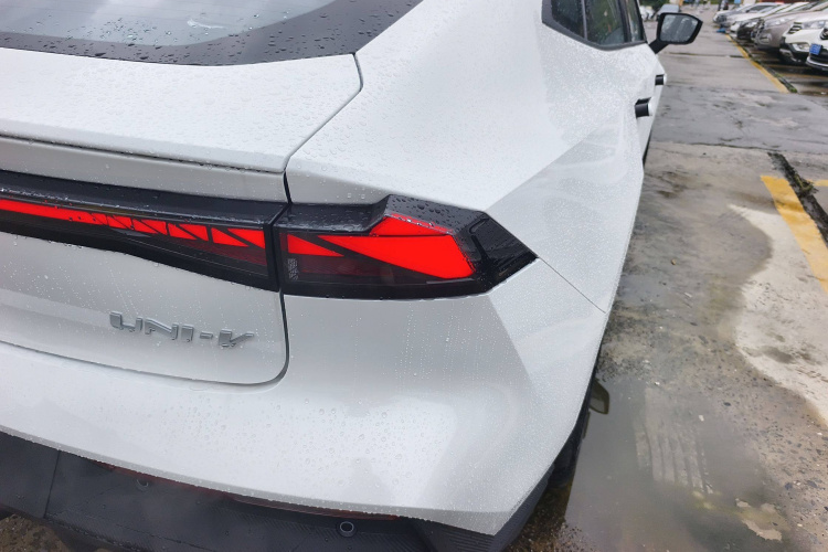 长安UNI-V 2025款 1.5T 500Bar高能版车身外观6006