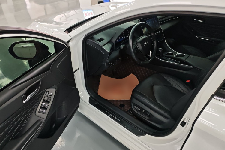 丰田 亚洲龙 2023款 双擎 2.5L XLE尊贵版中控内饰7003