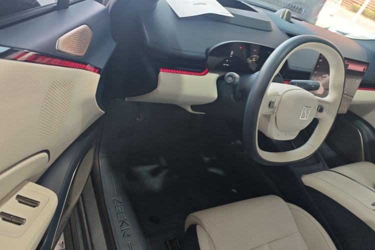 极氪007 2024款 四驱智驾版 100kWh中控内饰7003