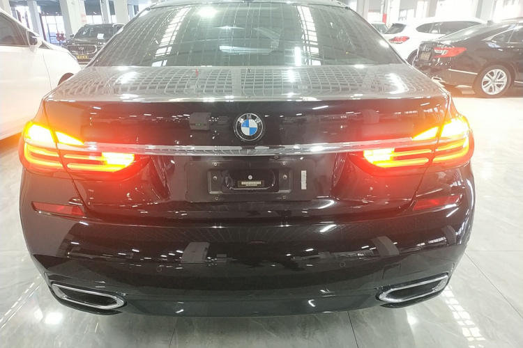宝马7系 2018款 730Li 领先型 M运动套装车身外观6