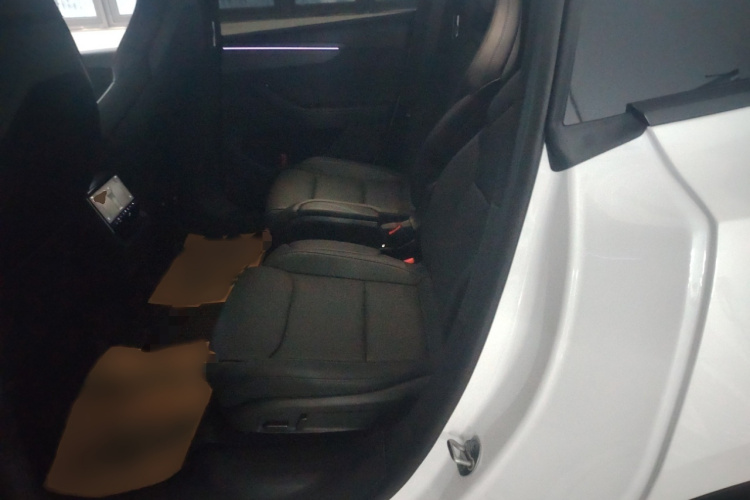 特斯拉 Model Y L 2025款 长续航全轮驱动版中控内饰7004
