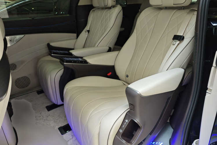 腾势D9 2024款 DM-i 980 四驱尊荣型中控内饰7004