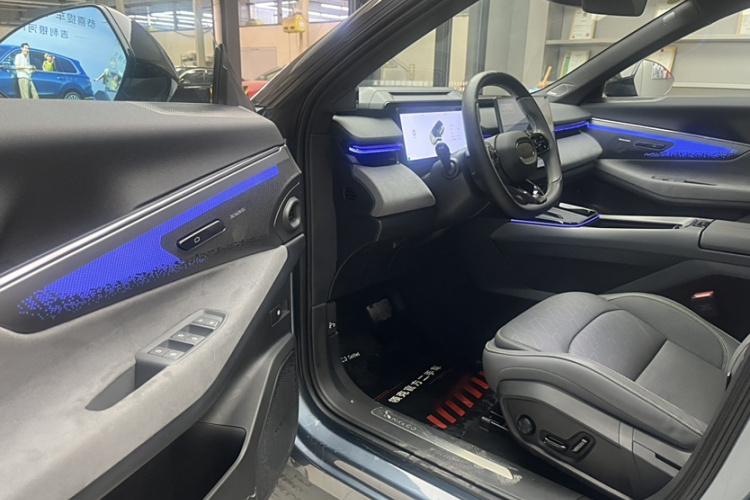 领克08 EM-P 2025款 220km 四驱性能Halo中控内饰7002