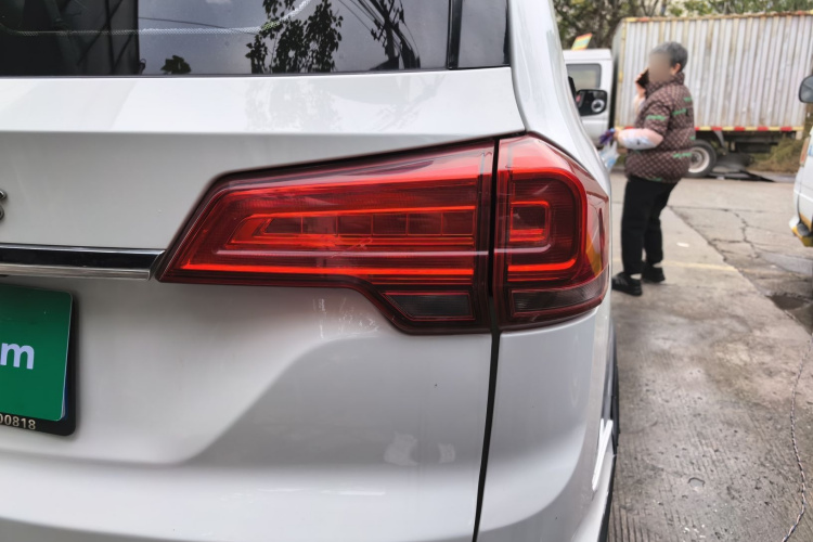 SWM斯威汽车 SWM斯威X3 2021款 1.5L 手动舒适型 7座车身外观9