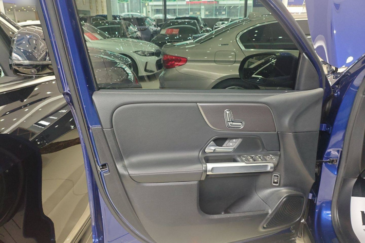 奔驰GLB 2020款 改款 GLB 200 动感型中控内饰7007