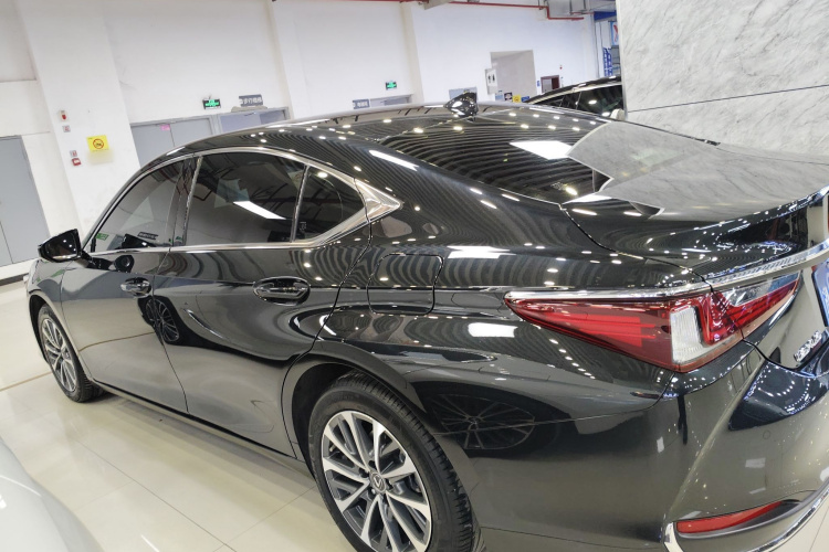 雷克萨斯ES 2023款 200 卓越版车身外观4