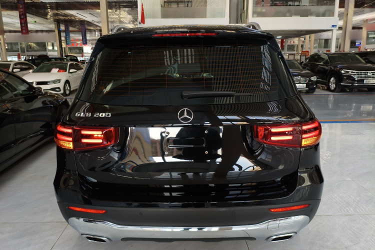 奔驰GLB 2024款 GLB 200 动感型车身外观6