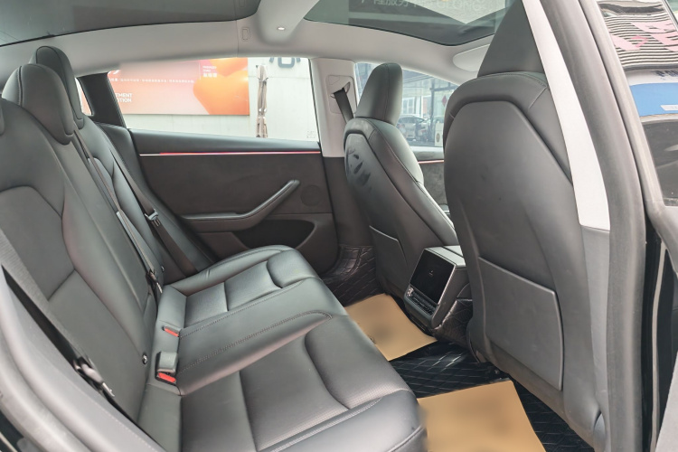 特斯拉 Model 3 2023款 长续航全轮驱动版中控内饰7004