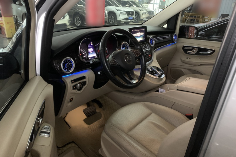 奔驰V级 2016款 V 260 领航版中控内饰7004