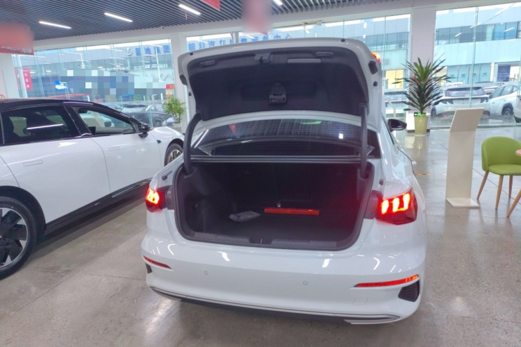 奥迪A3 2023款 改款 A3L Limousine 35 TFSI 豪华致雅型机舱底盘23