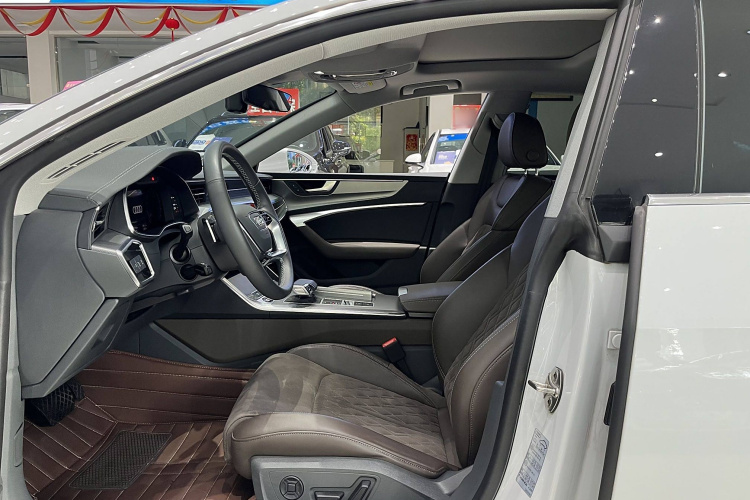 奥迪A7L 2024款 45TFSI quattro S-line 见远型 流晶套装中控内饰7003