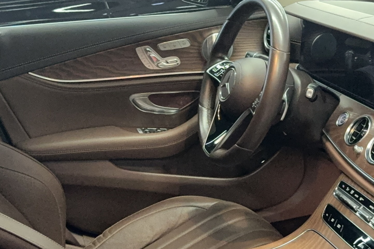 奔驰E级 2021款 E 300 L 尊贵型局部细节9003