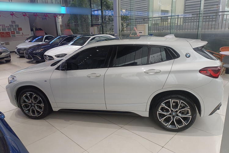 宝马X2 2022款 sDrive25i 曜夜版车身外观4