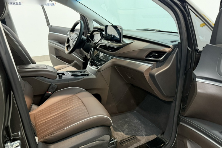别克GL8 2022款 陆上公务舱 652T 豪华型中控内饰7009