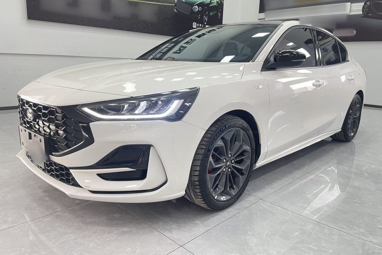 福特 福克斯 2022款 三厢 EcoBoost 180 自动ST Line车身外观1