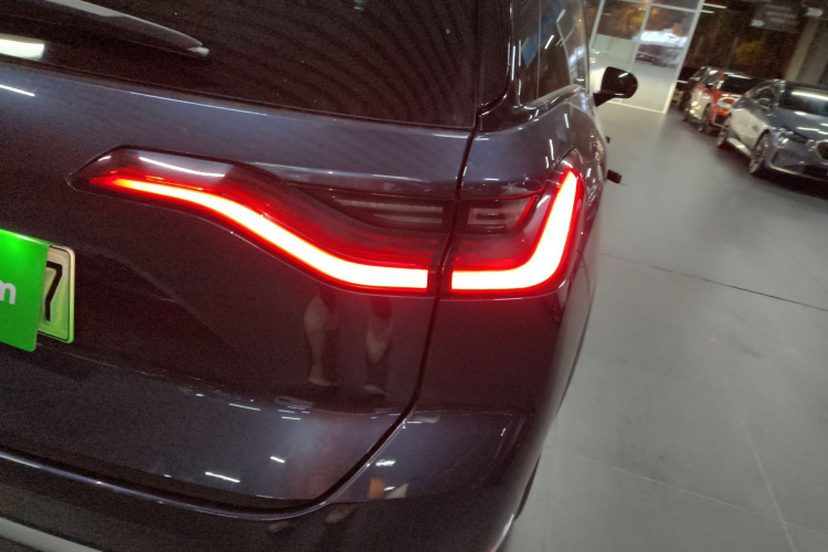 蔚来ES8 2020款 580KM 签名版 六座版车身外观9