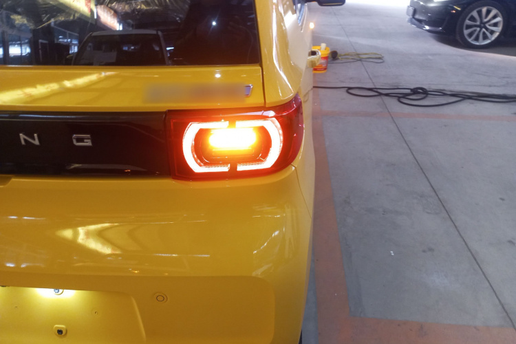 五菱汽车 宏光MINIEV 2022款 马卡龙臻享款 磷酸铁锂车身外观9