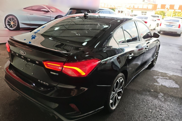 福特 福克斯 2020款 三厢 EcoBoost 180 自动ST Line车身外观7