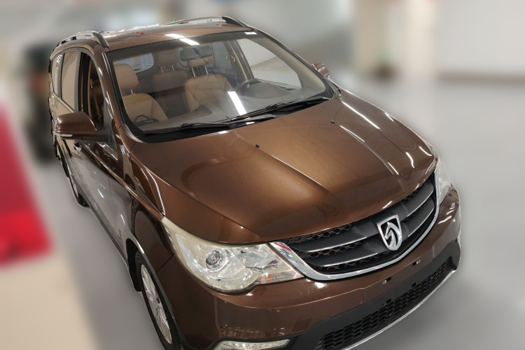 宝骏730 2014款 1.5L 手动豪华型 7座车身外观3