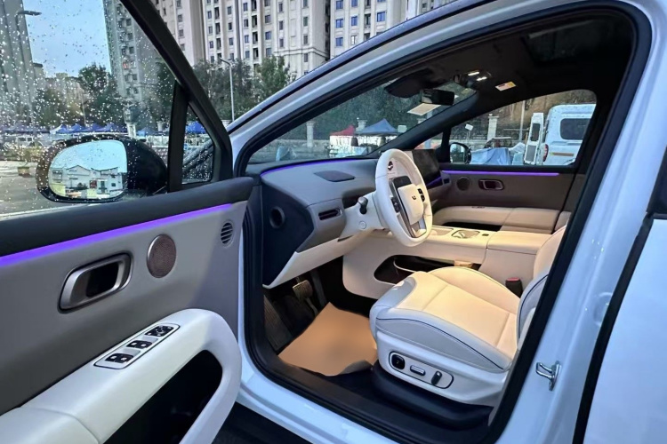 理想汽车 理想i6 2025款 两驱标准型中控内饰7003