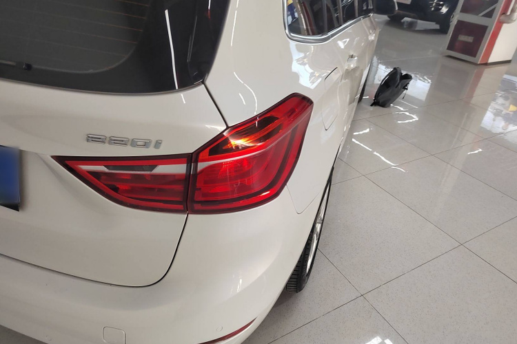 宝马2系多功能旅行车 2019款 220i 领先型车身外观6006