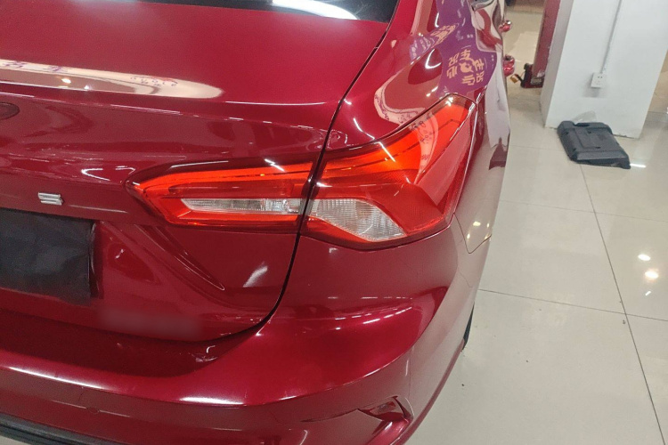 福特 福克斯 2020款 三厢 1.5L 自动锋跃型车身外观9