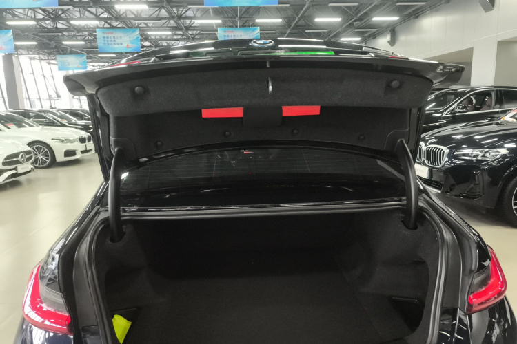 宝马i3 2022款 eDrive 35 L机舱底盘23