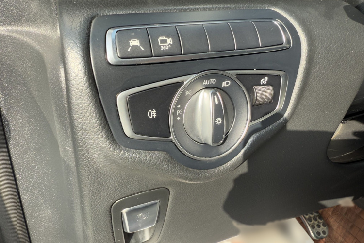 奔驰V级 2018款 V 260 AMG 运动版 国V中控内饰7008