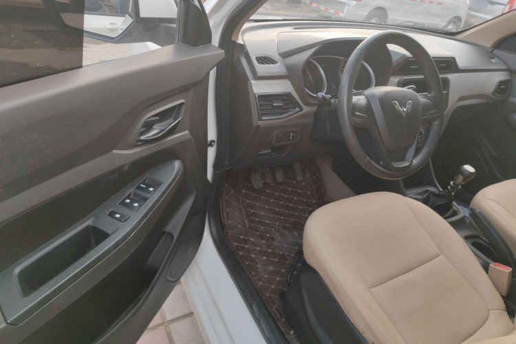 五菱汽车 五菱宏光 2019款 1.5L S标准型国VI LAR中控内饰20