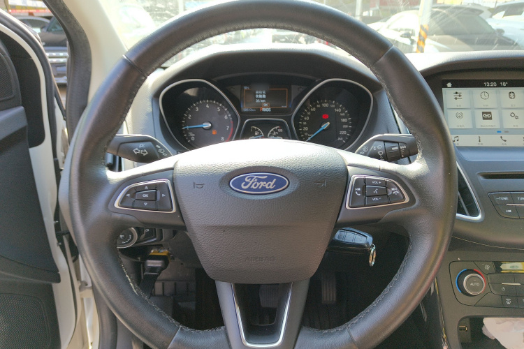 福特 福克斯 2017款 三厢 EcoBoost 180 自动精英型中控内饰13