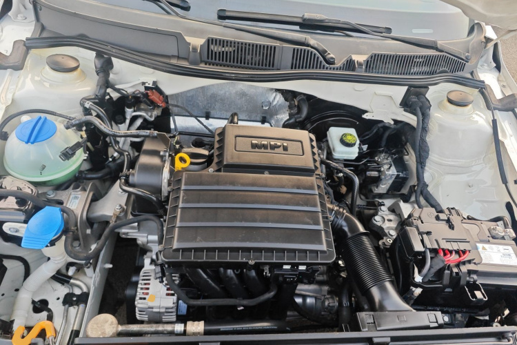 大众 朗逸 2017款 1.6L 手动风尚版机舱底盘24