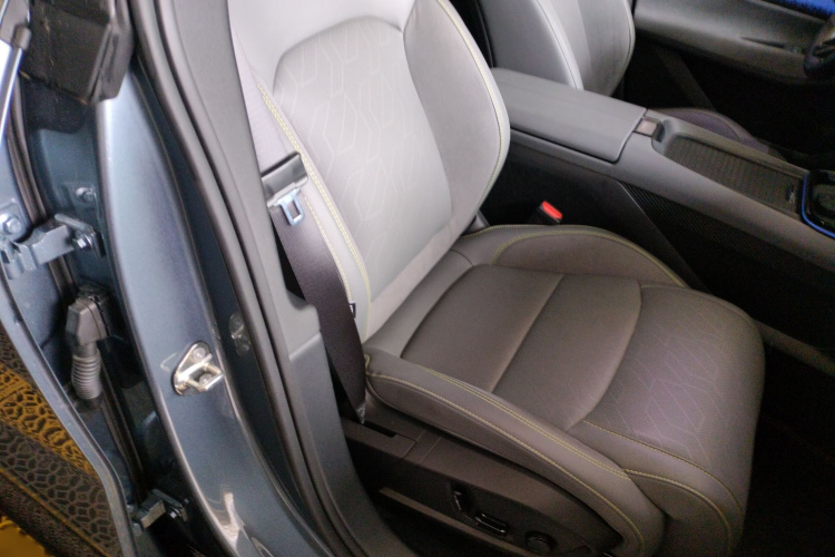 领克08 EM-P 2025款 220km 四驱性能Halo局部细节41