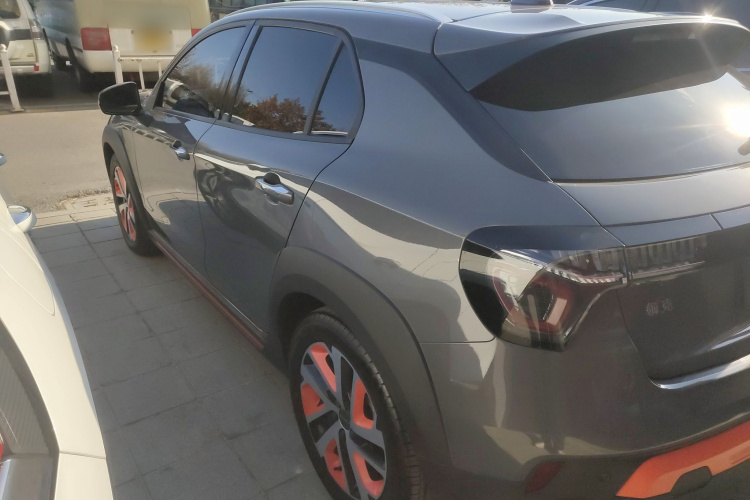 领克02 2021款 1.5TD DCT两驱耀 冠军版车身外观4