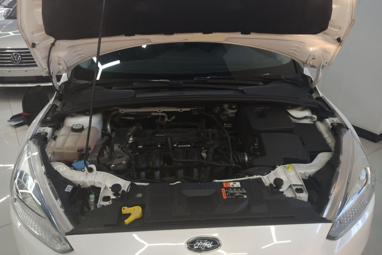 福特 福克斯 2018款 三厢经典 1.6L 自动风尚型智行版机舱底盘24