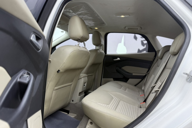 福特 福克斯 2015款 两厢 1.6L 自动风尚型中控内饰7005