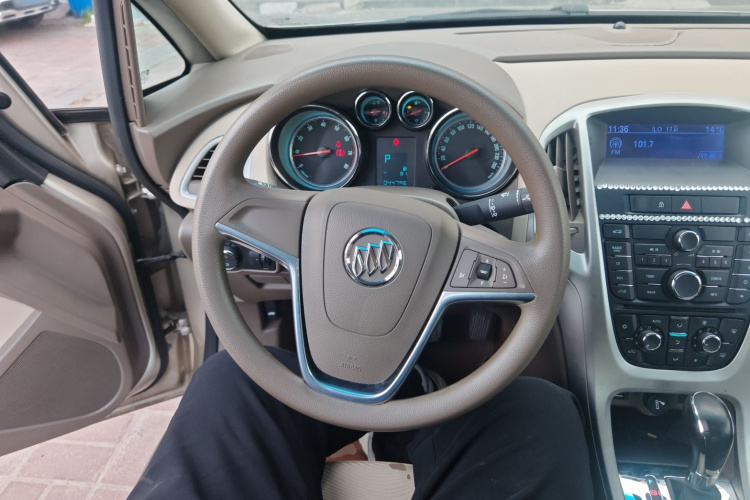 别克 英朗 2013款 GT 1.6L 自动时尚版中控内饰13