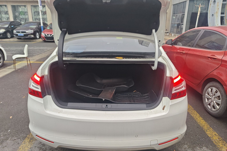 标致408 2014款 1.8L 自动豪华版机舱底盘23