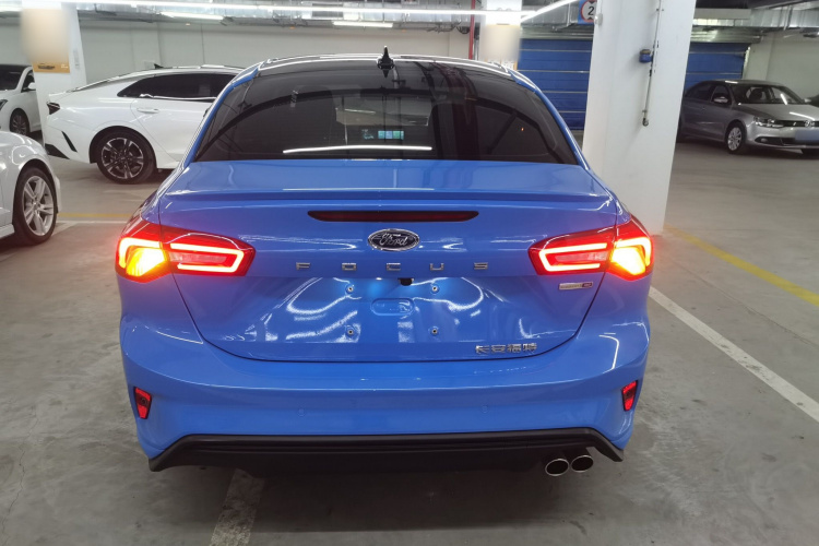 福特 福克斯 2022款 三厢 EcoBoost 180 自动ST Line车身外观6