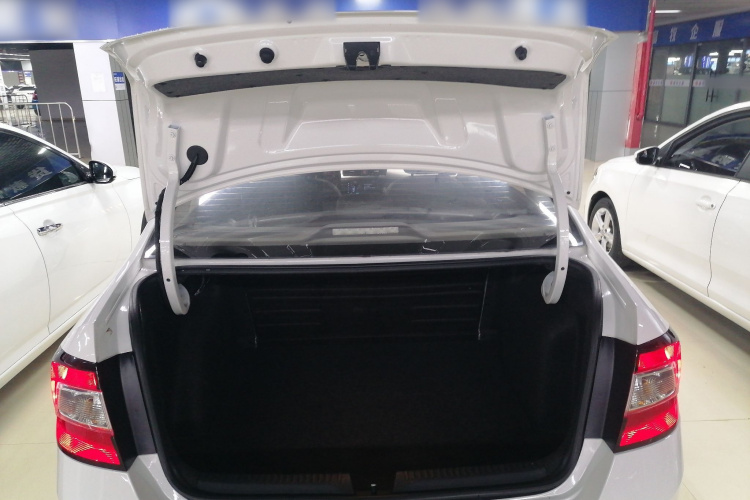 斯柯达 昕锐 2019款 1.5L 手动舒适版 国V机舱底盘23