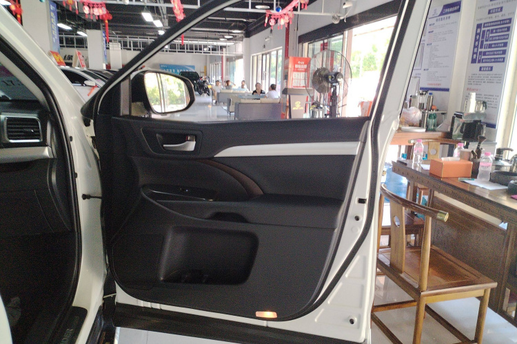 丰田 汉兰达 2018款 2.0T 四驱尊贵版 7座 国VI中控内饰7005