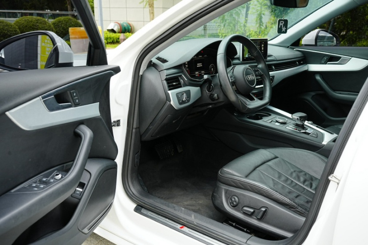 奥迪A4L 2019款 40 TFSI 运动型 国VI中控内饰7005