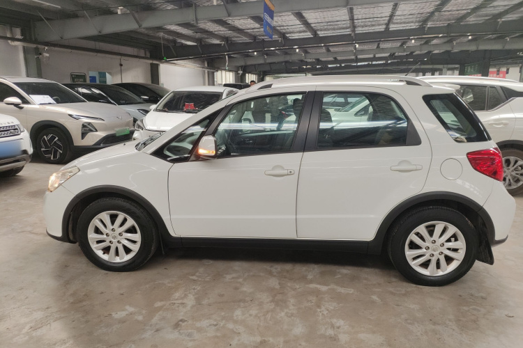 铃木 天语 SX4 2013款 1.6L 手动酷锐型车身外观4
