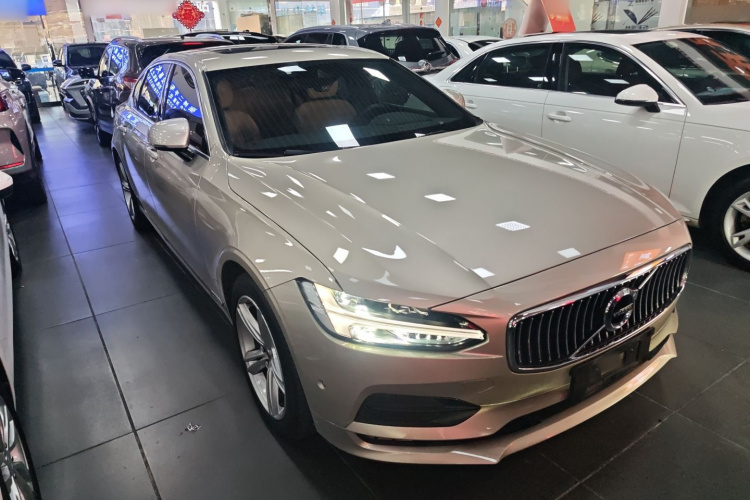 沃尔沃S90 2018款 T4 智远版车身外观3