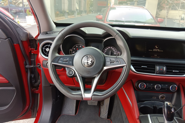 阿尔法·罗密欧 Stelvio斯坦维 2017款 2.0T 200HP 精英版中控内饰13