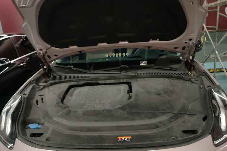 领克06 2021款 1.5T Shero粉色特别版机舱底盘24