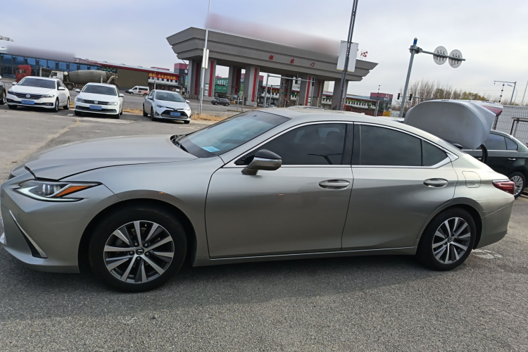 雷克萨斯ES 2020款 200 卓越版车身外观4