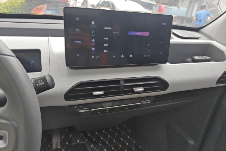 吉利银河 2023款 熊猫mini 新春版宝藏熊局部细节16