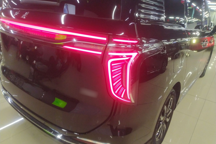 红旗HQ9 2023款 2.0T 智联旗享版车身外观9